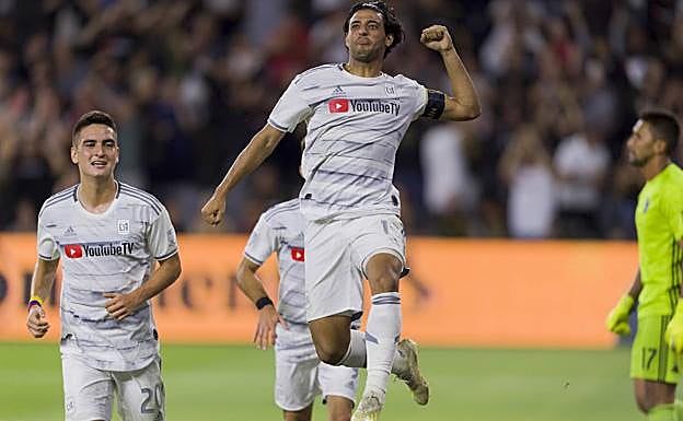 Carlos Vela celebra su gol. 
