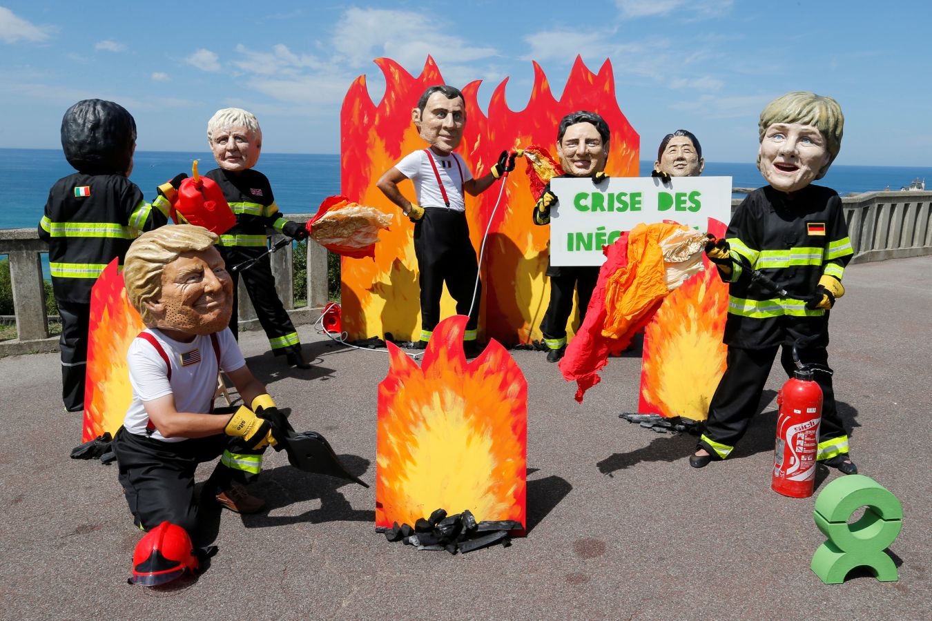 Un despliegue de seguridad sin precedentes blinda el G-7 mientras algunos ciudadanos muestran su descontento con protestas originales.