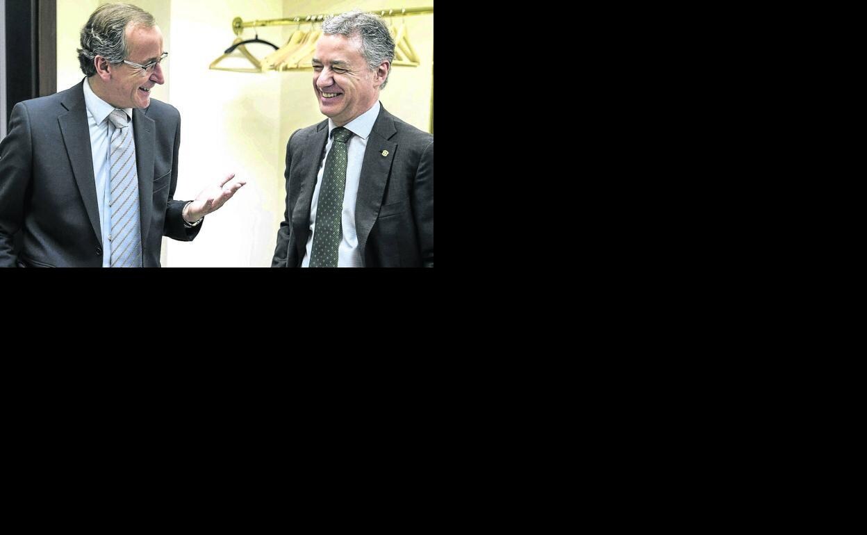 Alonso y Urkullu bromean en los pasillos del Parlamento vasco durante un pleno celebrado el año pasado. 