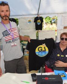 Imagen secundaria 2 - Evhane y sus amigos llegaron el jueves al camping para disfrutar de los últimos días de la contracumbre..Greg monta su tienda en un hueco de la amplia explanada. Los voluntarios atienden a los recién llegados en la entrada.