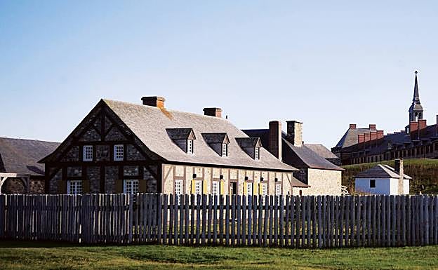 Imagen principal - La primera fotografía muestra cómo se encuentra en la actualidad la reconstrucción de la Fortaleza de Louisbourg. En la segunda se ilustra la fortaleza en el siglo XVIII. 