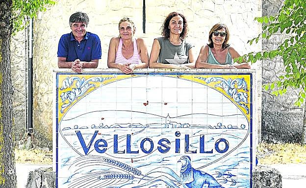 Jorge Juan García, Sonsoles y Mila Contreras y Lourdes García, cabezas visibles de la Asociación de Vecinos de Vellosillo, que lucha por repoblar sus calles.
