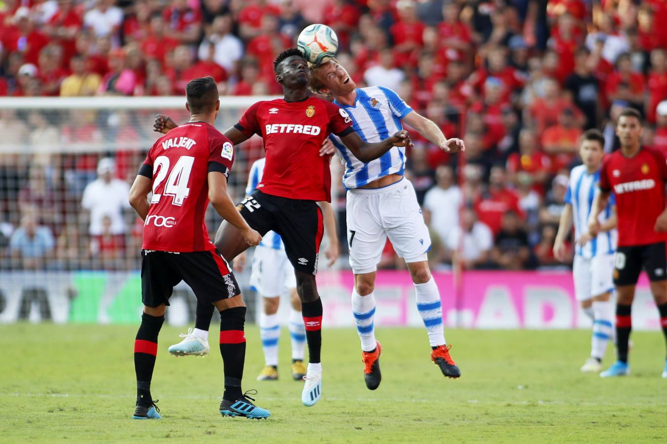 El recién ascendido Mallorca y la Real Sociedad se miden en Son Moix. 