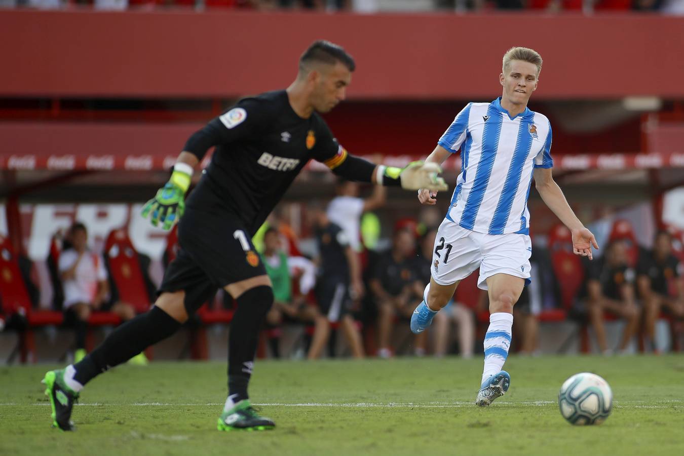 El recién ascendido Mallorca y la Real Sociedad se miden en Son Moix. 