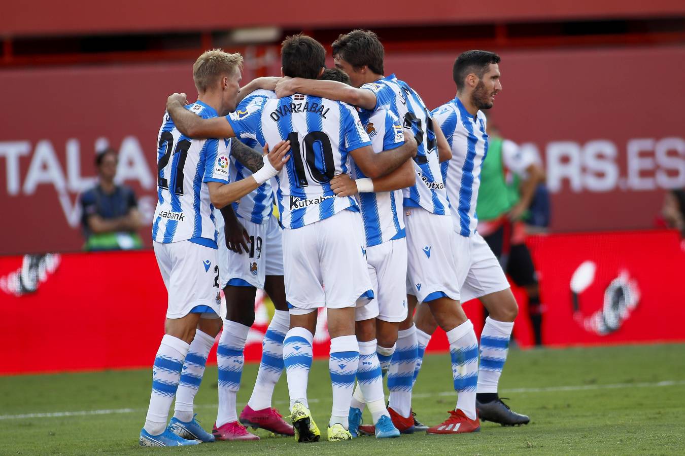 El recién ascendido Mallorca y la Real Sociedad se miden en Son Moix. 