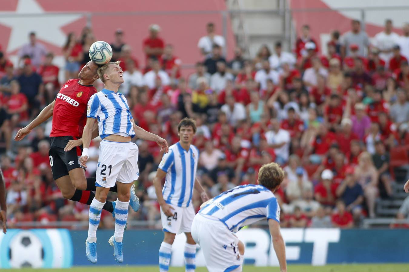 El recién ascendido Mallorca y la Real Sociedad se miden en Son Moix. 