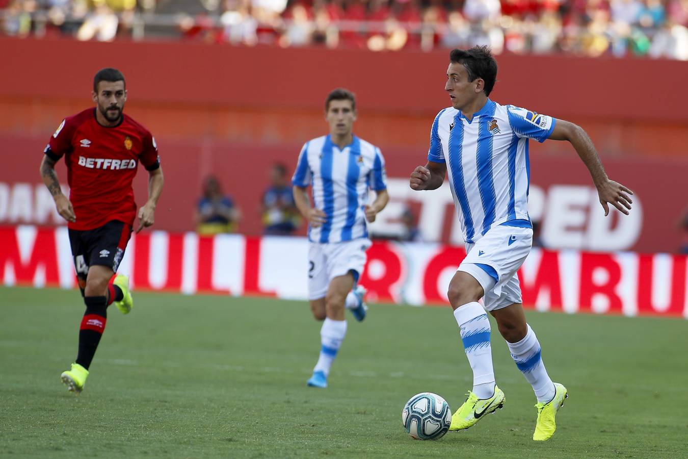 El recién ascendido Mallorca y la Real Sociedad se miden en Son Moix. 