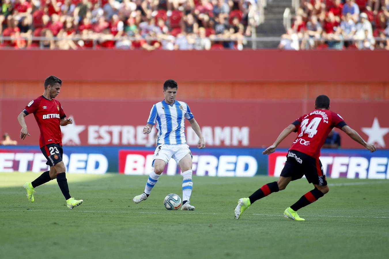 El recién ascendido Mallorca y la Real Sociedad se miden en Son Moix. 