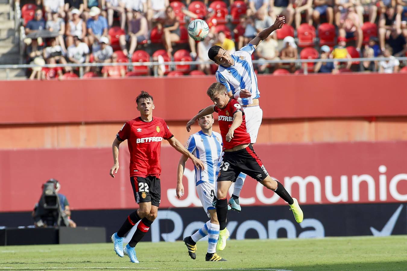 El recién ascendido Mallorca y la Real Sociedad se miden en Son Moix. 