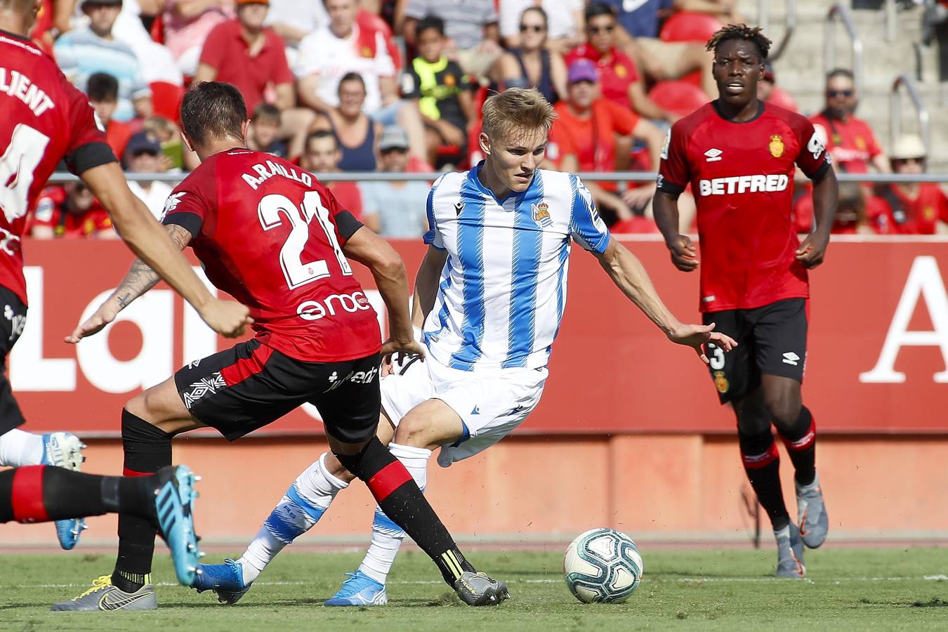 El recién ascendido Mallorca y la Real Sociedad se miden en Son Moix. 