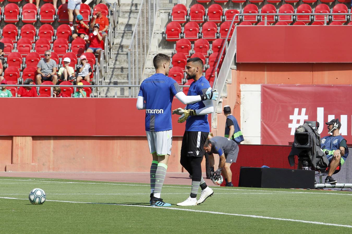 El recién ascendido Mallorca y la Real Sociedad se miden en Son Moix. 