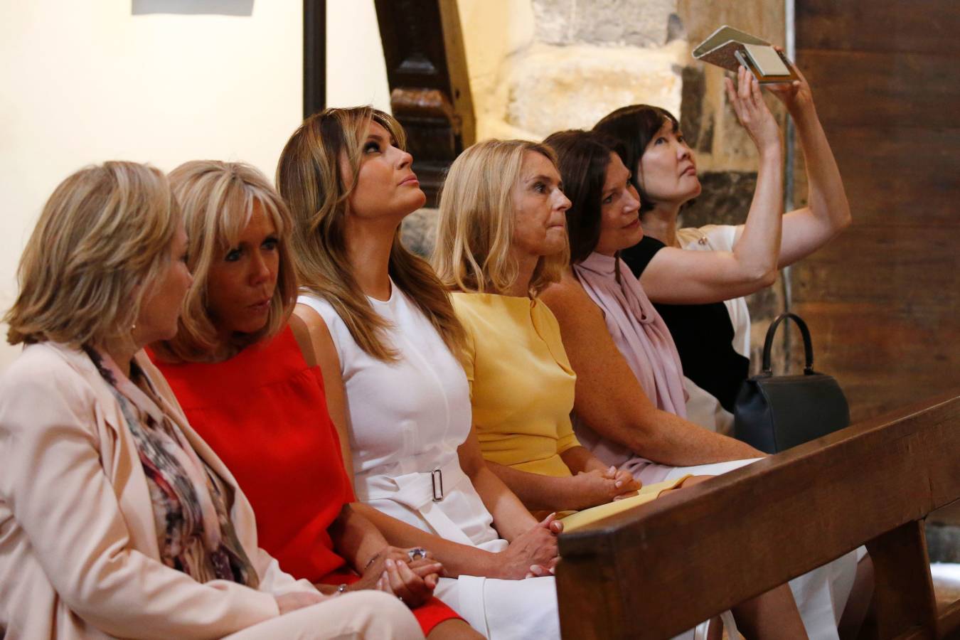 Mientras ellos (y Merkel) se reunían en Biarritz con motivo de la cumbre del G-7, ellas han aprovechado para realizar de forma conjunta diferentes actividades. Han ido a comprar pimientos, han presenciado un aurresku, han visto un partido de pelota... No han parado. 