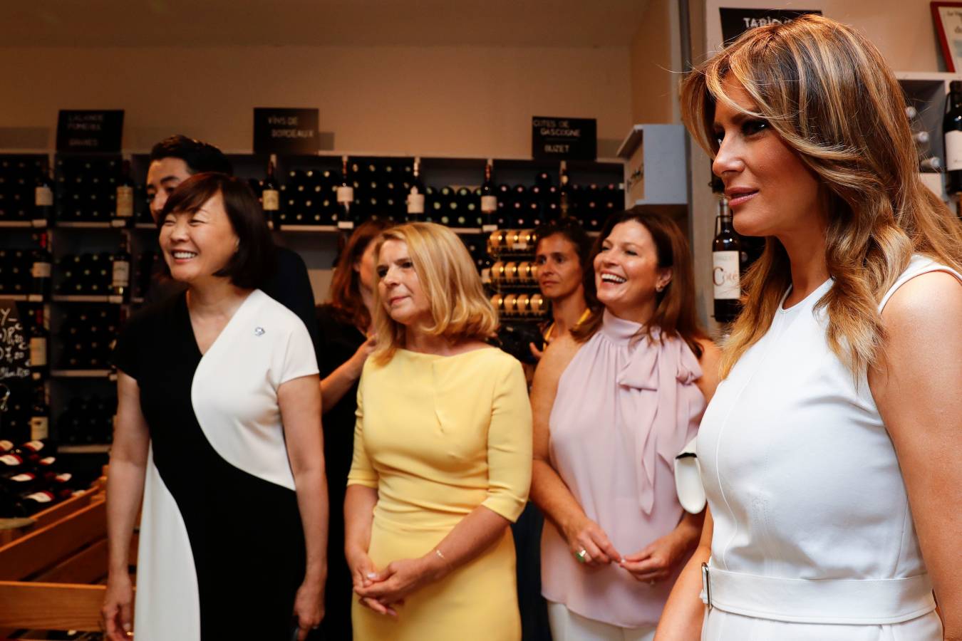 Mientras ellos (y Merkel) se reunían en Biarritz con motivo de la cumbre del G-7, ellas han aprovechado para realizar de forma conjunta diferentes actividades. Han ido a comprar pimientos, han presenciado un aurresku, han visto un partido de pelota... No han parado. 