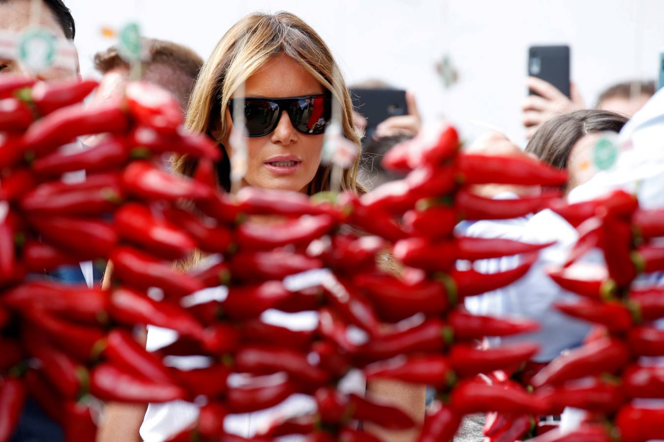 Mientras ellos (y Merkel) se reunían en Biarritz con motivo de la cumbre del G-7, ellas han aprovechado para realizar de forma conjunta diferentes actividades. Han ido a comprar pimientos, han presenciado un aurresku, han visto un partido de pelota... No han parado. 