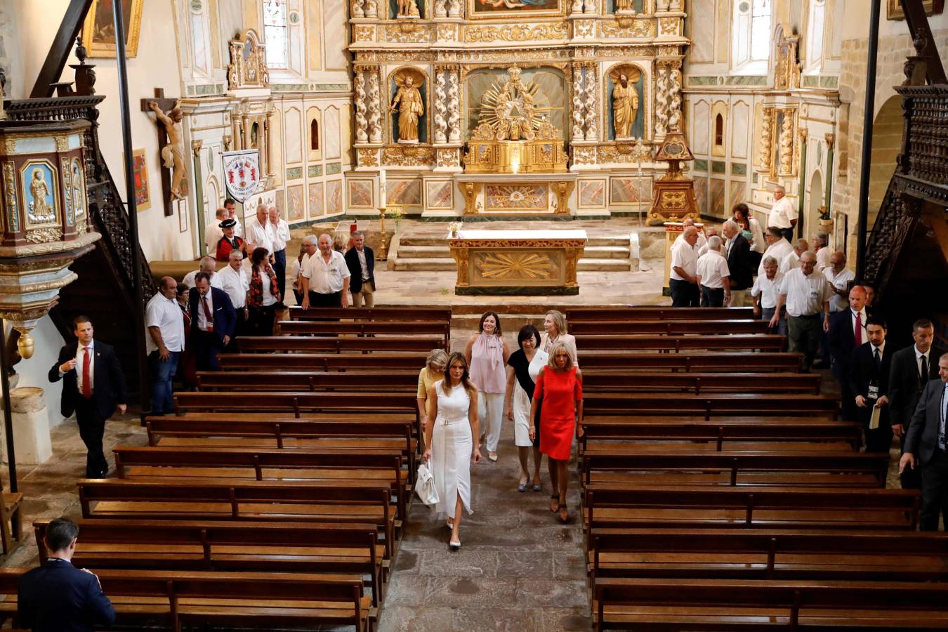 Mientras ellos (y Merkel) se reunían en Biarritz con motivo de la cumbre del G-7, ellas han aprovechado para realizar de forma conjunta diferentes actividades. Han ido a comprar pimientos, han presenciado un aurresku, han visto un partido de pelota... No han parado. 