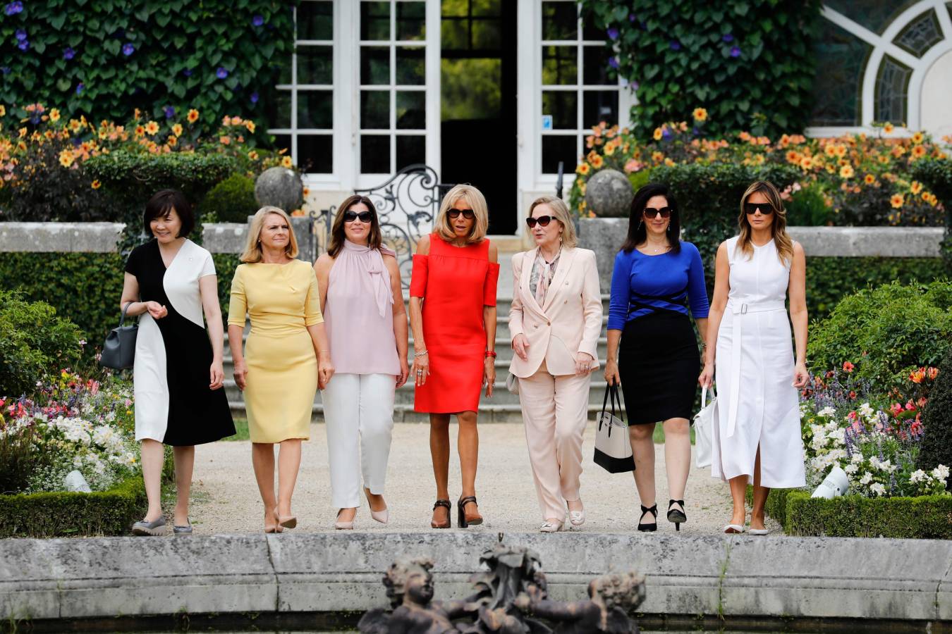 Mientras ellos (y Merkel) se reunían en Biarritz con motivo de la cumbre del G-7, ellas han aprovechado para realizar de forma conjunta diferentes actividades. Han ido a comprar pimientos, han presenciado un aurresku, han visto un partido de pelota... No han parado. 
