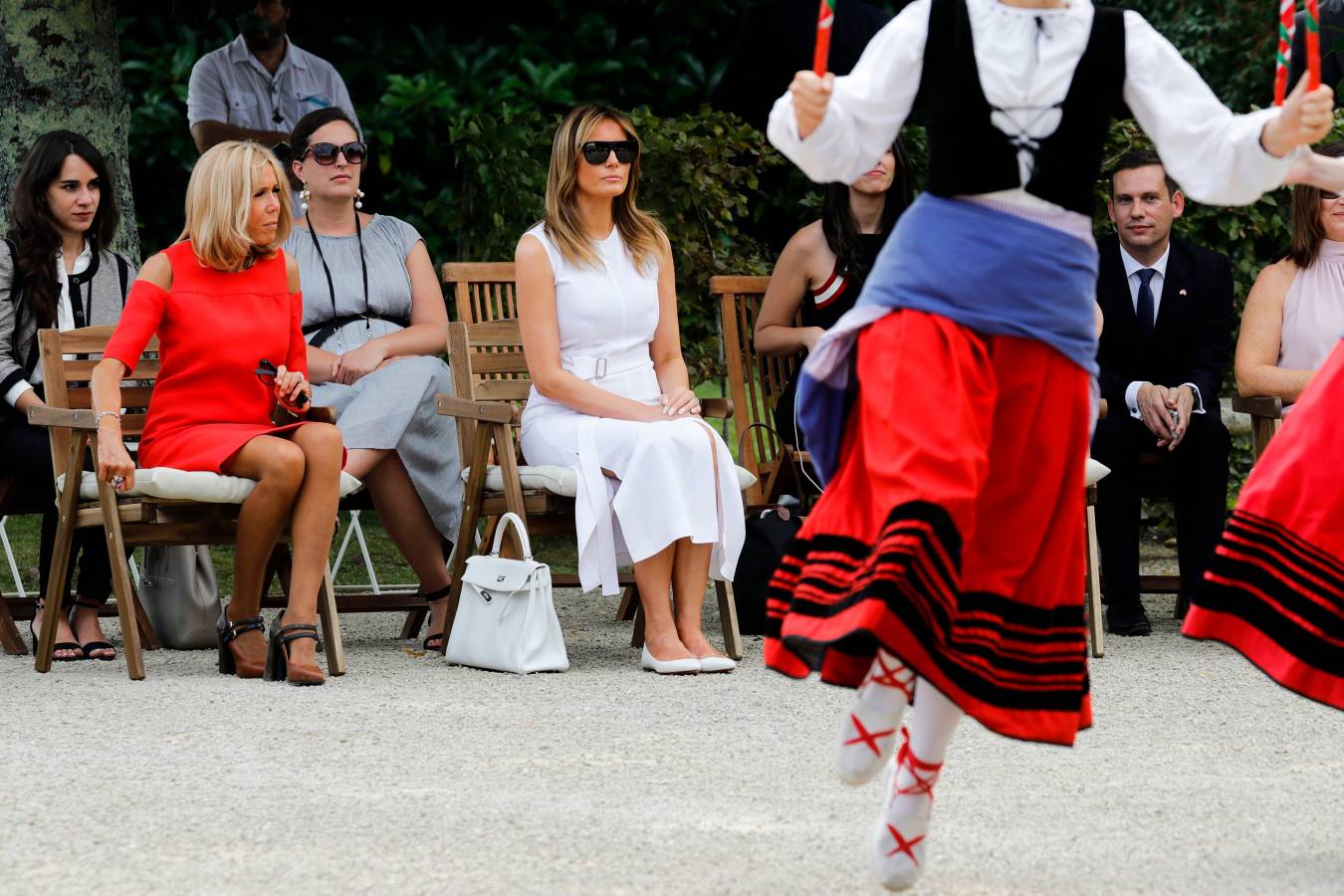 Mientras ellos (y Merkel) se reunían en Biarritz con motivo de la cumbre del G-7, ellas han aprovechado para realizar de forma conjunta diferentes actividades. Han ido a comprar pimientos, han presenciado un aurresku, han visto un partido de pelota... No han parado. 