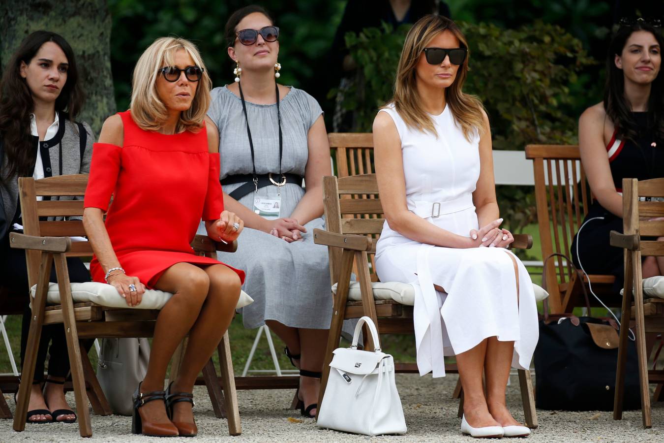 Mientras ellos (y Merkel) se reunían en Biarritz con motivo de la cumbre del G-7, ellas han aprovechado para realizar de forma conjunta diferentes actividades. Han ido a comprar pimientos, han presenciado un aurresku, han visto un partido de pelota... No han parado. 