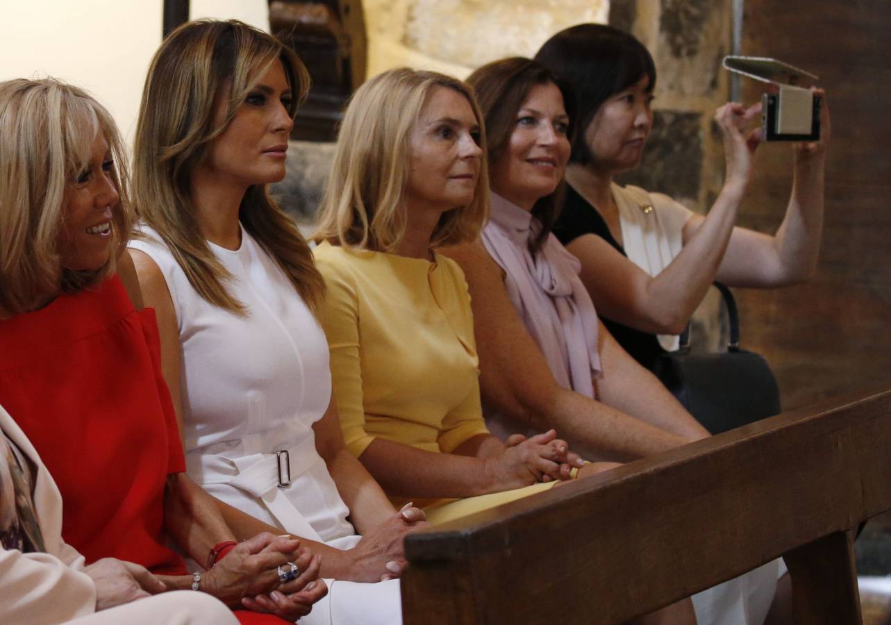 Mientras ellos (y Merkel) se reunían en Biarritz con motivo de la cumbre del G-7, ellas han aprovechado para realizar de forma conjunta diferentes actividades. Han ido a comprar pimientos, han presenciado un aurresku, han visto un partido de pelota... No han parado. 