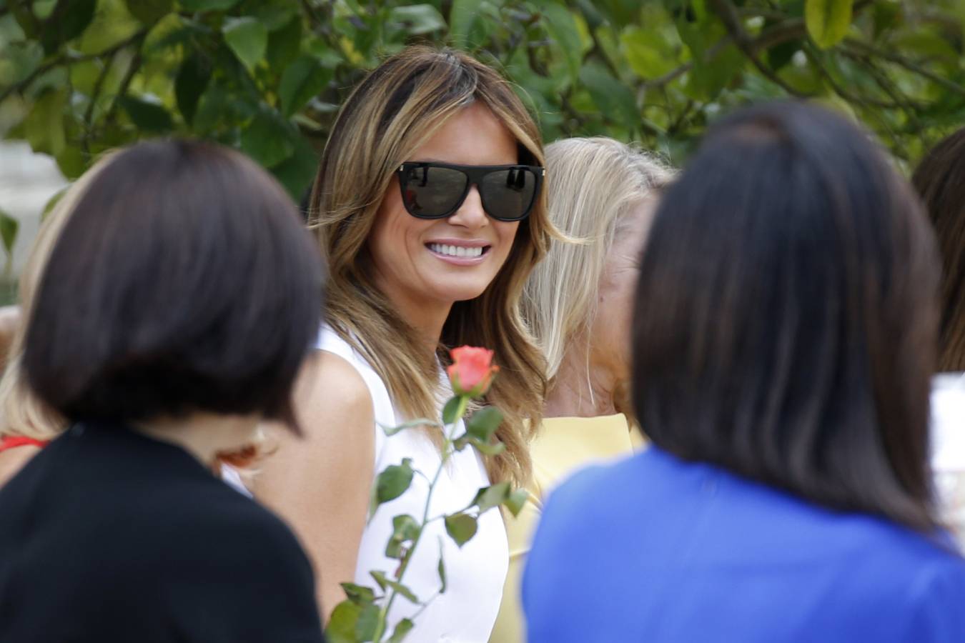Mientras ellos (y Merkel) se reunían en Biarritz con motivo de la cumbre del G-7, ellas han aprovechado para realizar de forma conjunta diferentes actividades. Han ido a comprar pimientos, han presenciado un aurresku, han visto un partido de pelota... No han parado. 