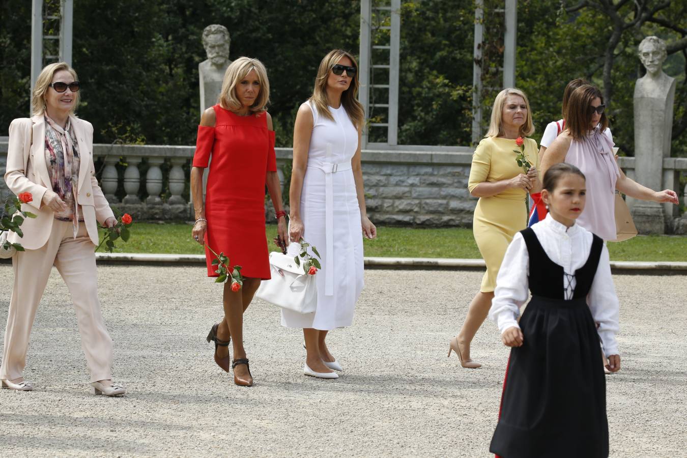 Mientras ellos (y Merkel) se reunían en Biarritz con motivo de la cumbre del G-7, ellas han aprovechado para realizar de forma conjunta diferentes actividades. Han ido a comprar pimientos, han presenciado un aurresku, han visto un partido de pelota... No han parado. 