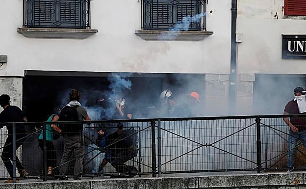 Varios manifestantes se enfrentan a la policía en Baiona. 