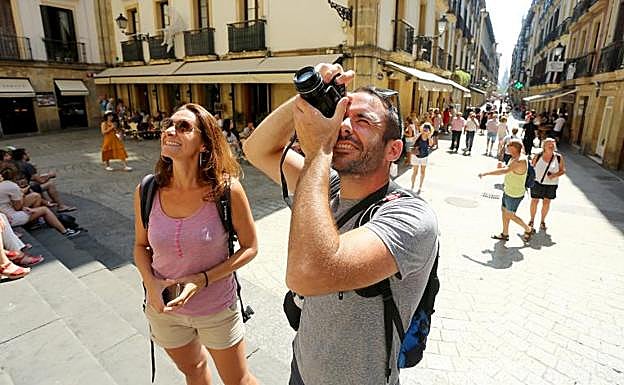 Los franceses Manuella Gimenez y William Brun, ayer en la Parte Vieja. 