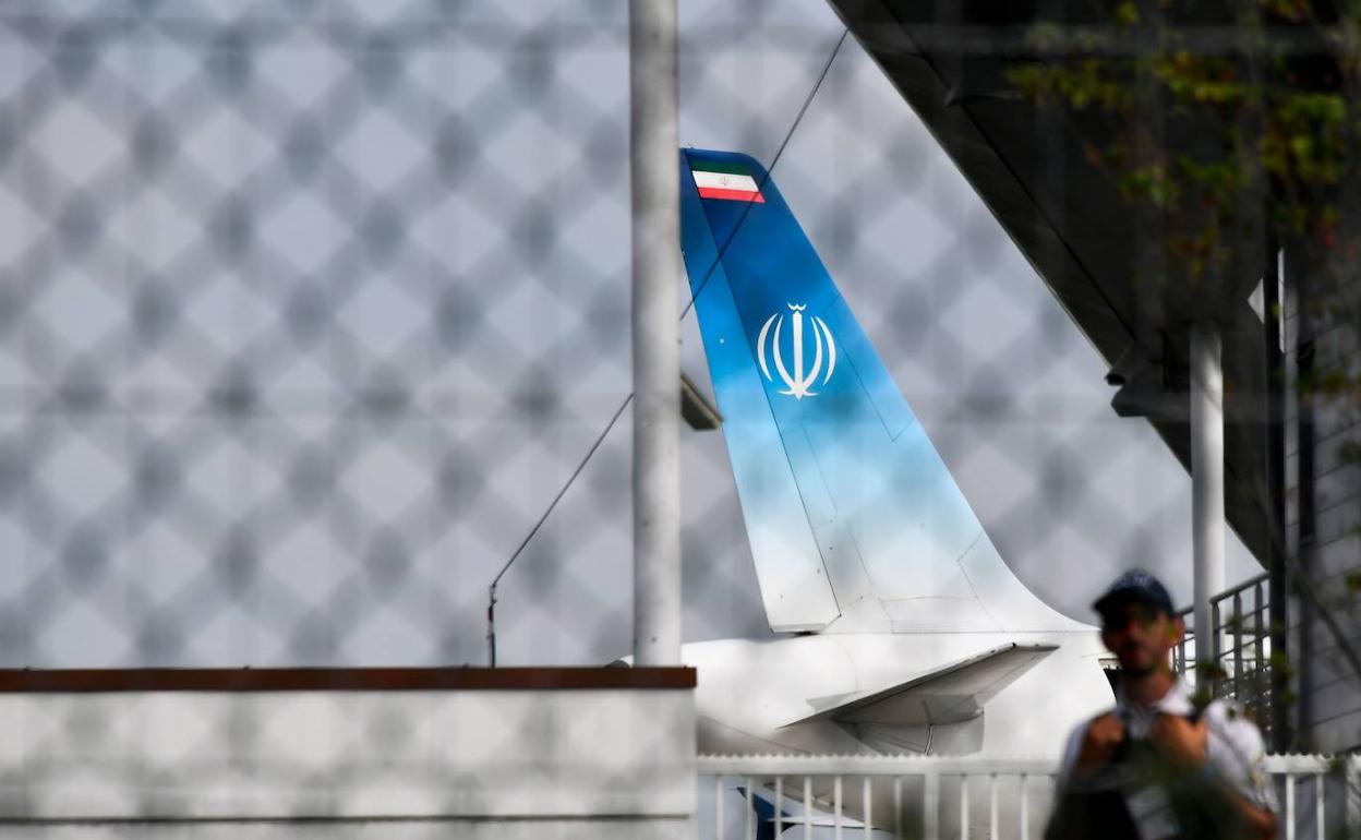 El avión del ministro iraní en el aeropuerto de Biarritz.