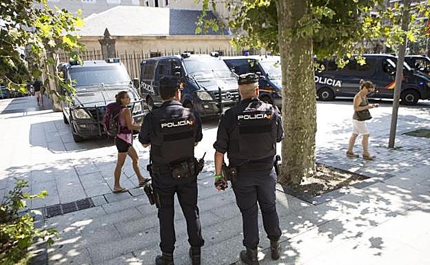 Imagen principal - Sobre estas líneas, Josema Elosua y Octavio Vicente, que no han alterado su actividad en Behobia pese al G-7. 