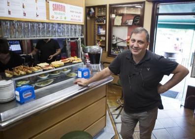 Imagen secundaria 1 - Sobre estas líneas, Josema Elosua y Octavio Vicente, que no han alterado su actividad en Behobia pese al G-7. 