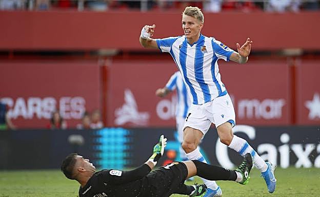 Odegaard bate a Reina ayer en Son Moix para traerse a San Sebastián los tres primeros puntos de la temporada.