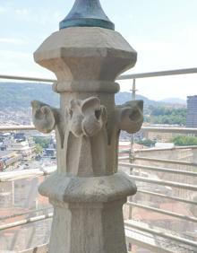 Imagen secundaria 2 - Uno de los cinco forjados de acero que sustituirán los originales. Detalle de una de las puntas de las torretas perimetrales, antes y después de la restauración.