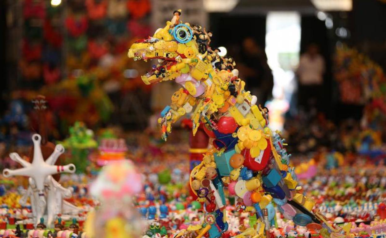 Dinosaurio de plástico hecho por el artista japonés Hiroshi Fuji. 