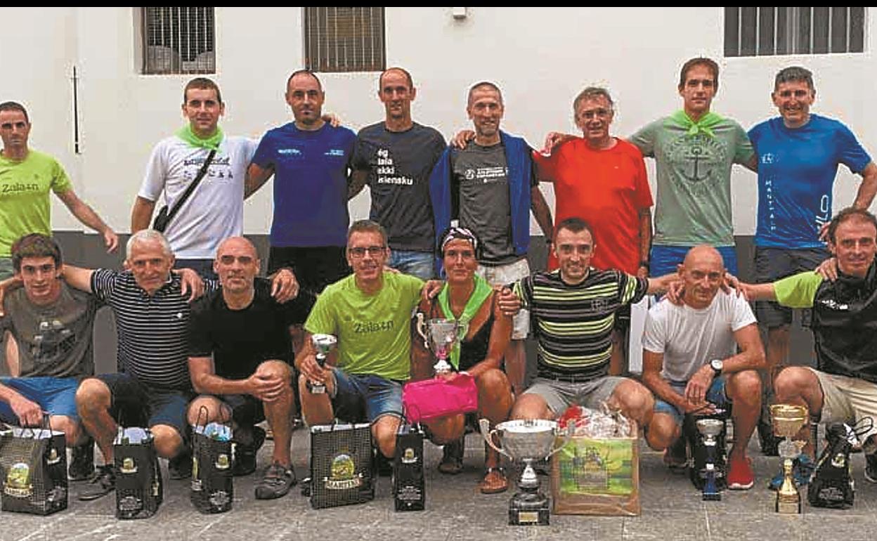 Foto conjunta de los primeros clasificados de las categorías sénior y veteranos con sus premios. 