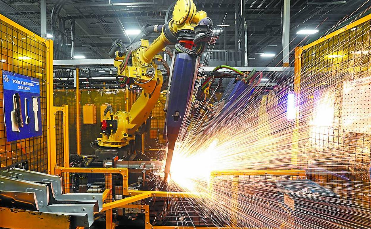 La imparable robotización en la industria tiene un claro impacto en el empleo. 