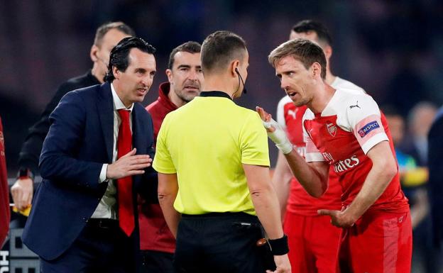 Unai Emery y Nacho Monreal aparecen en la imagen durante un partido del Arsenal en la Champions League.