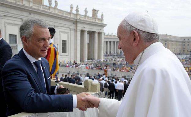 Iñigo Urkullu entrega al Papa Francisco la insignia del árbol de Gernika. 