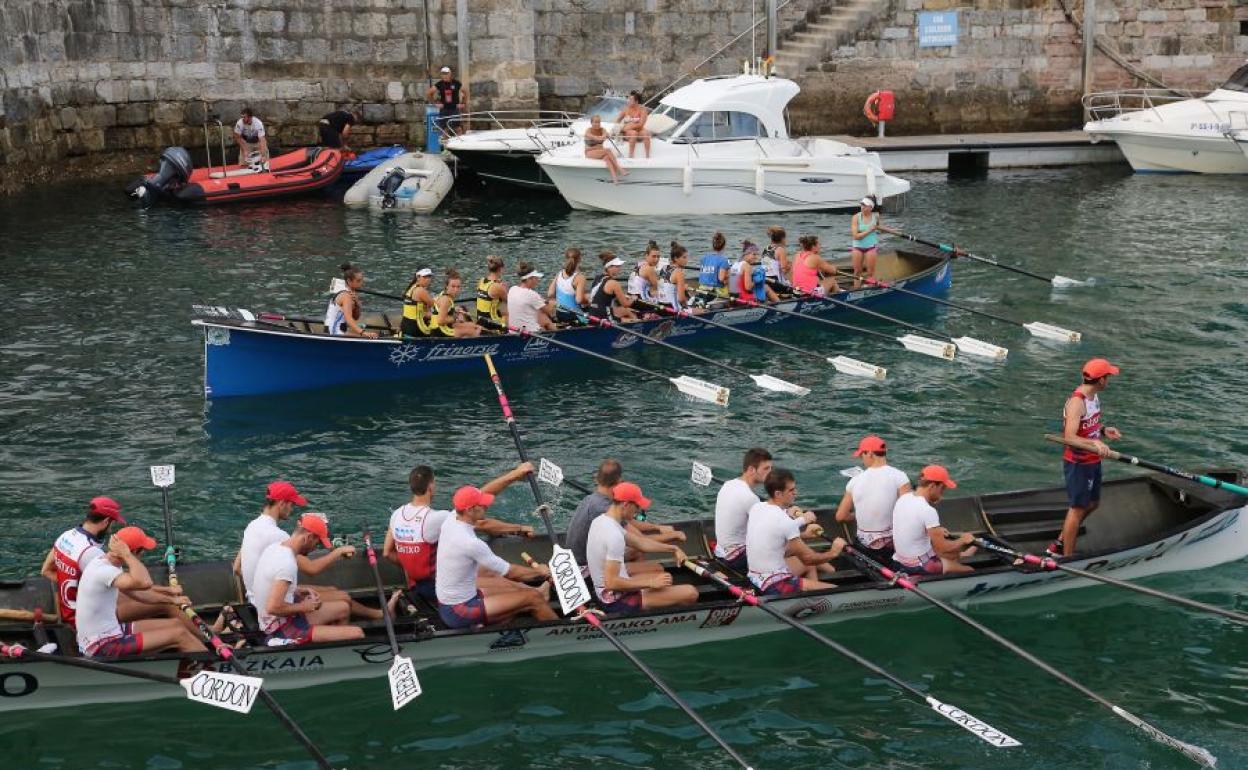 La tripulación de Ondarroa, una de las candidatas a salvar la criba, ayer en Donostia junto a las gallegas de Riveira. :