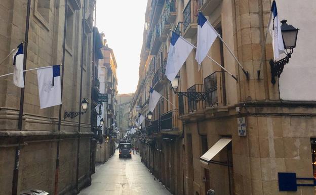 La calle 31 de agosto, la más antigua de Donostia, se prepara para la fiesta de mañana.