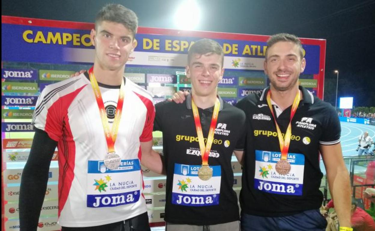 Jainaga posa con la medalla de plata