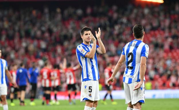 Los jugadores de la Real Sociedad aplauden a la afición txuri-urdin tras el partido.