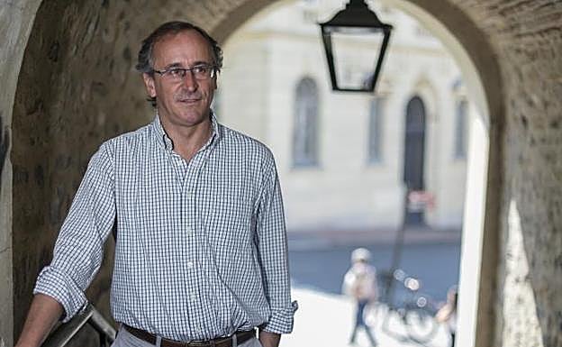 El presidente del PP Vasco, Alfonso Alonso, posa en los Arquillos de Vitoria.