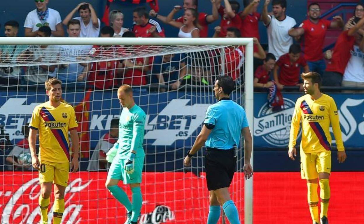 Sergi Roberto, Ter Steguen y Gerard Piqué, desencajados tras el primer gol del Osasuna