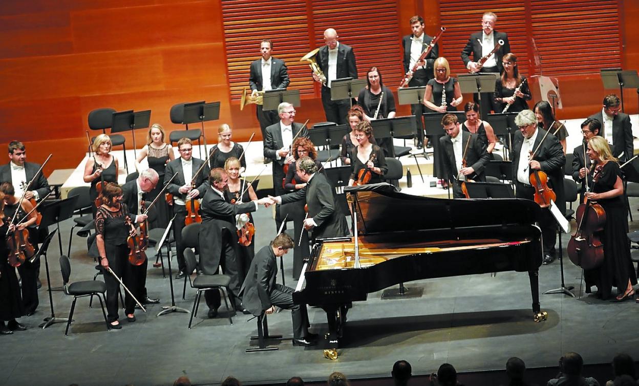 La London Philharmonic Orchestra, en el escenario del Auditorio Kursaal. 