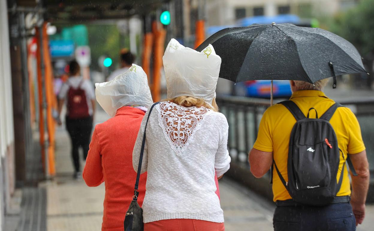 La lluvia pilló por sorpresa a más de uno en Donostia.