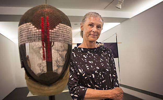 Gentz del Valle junto a 'Vehículo II', una vieja máscara embellecida por la artista. En la foto pequeña, 'Vehículo III', un toque de humor. 