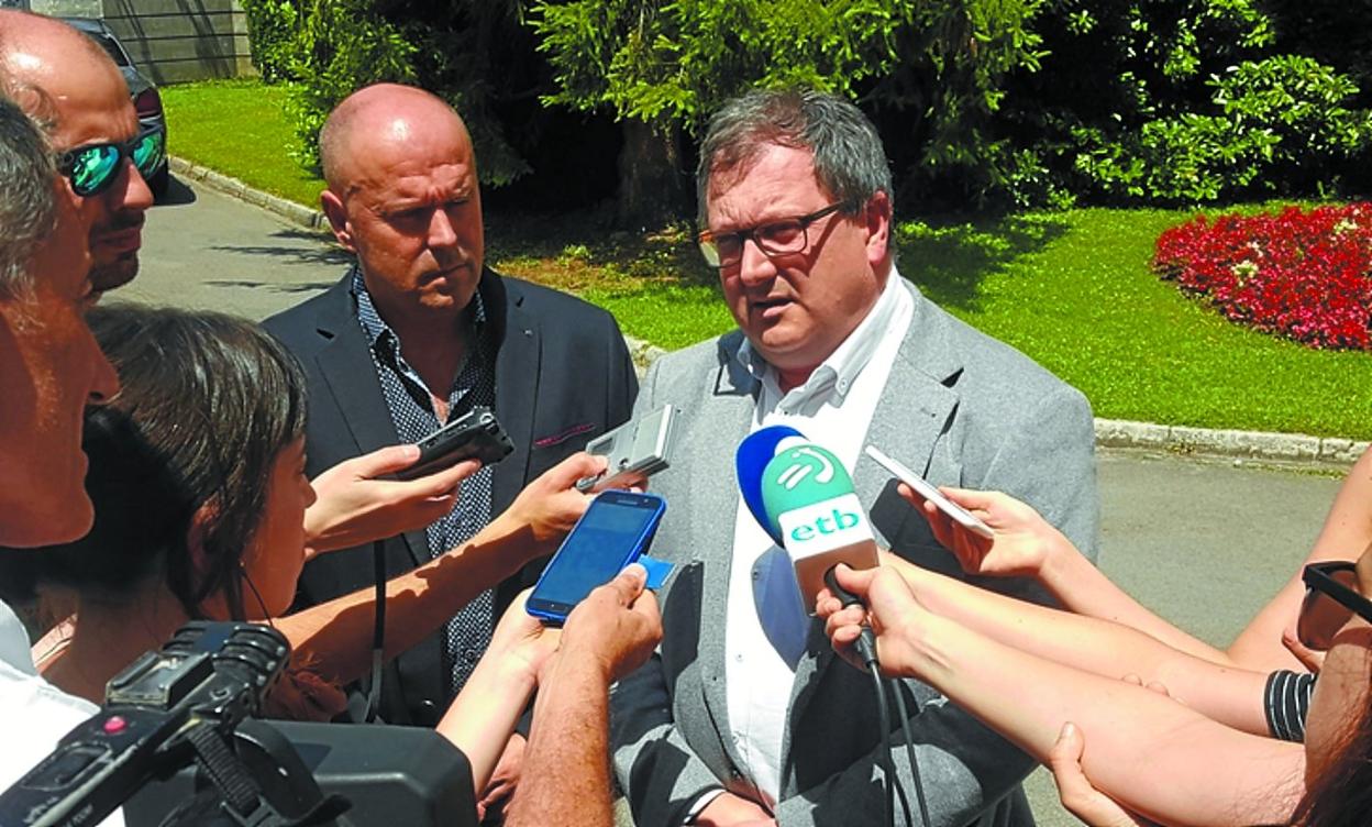 Xabier Balerdi, a la izquierda, escucha las declaraciones de Juan Carlos Soto. Subdirector y director de Recursos Humanos de Osakidetza están cesados de sus cargos.