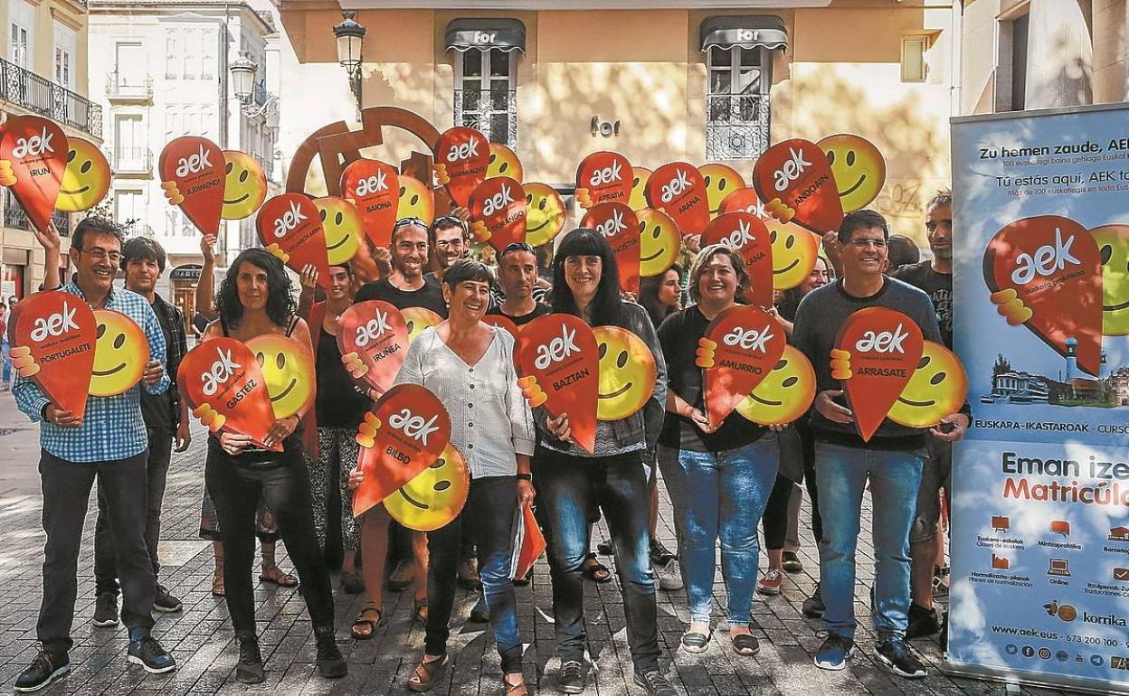 Mertxe Mugika y Alicia Iribarren en el centro de la imagen junto a profesores de AEK. 