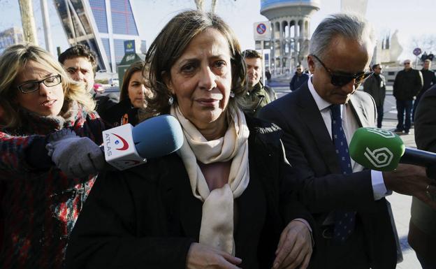 La tesorera del PP, Carmen Navarro, sale de declarar de los juzgados de Plaza Castilla en Madrid.