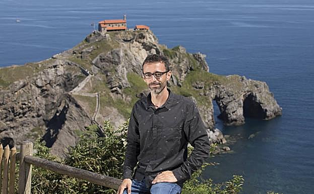 Ibon Martín en San Juan de Gaztelugatxe